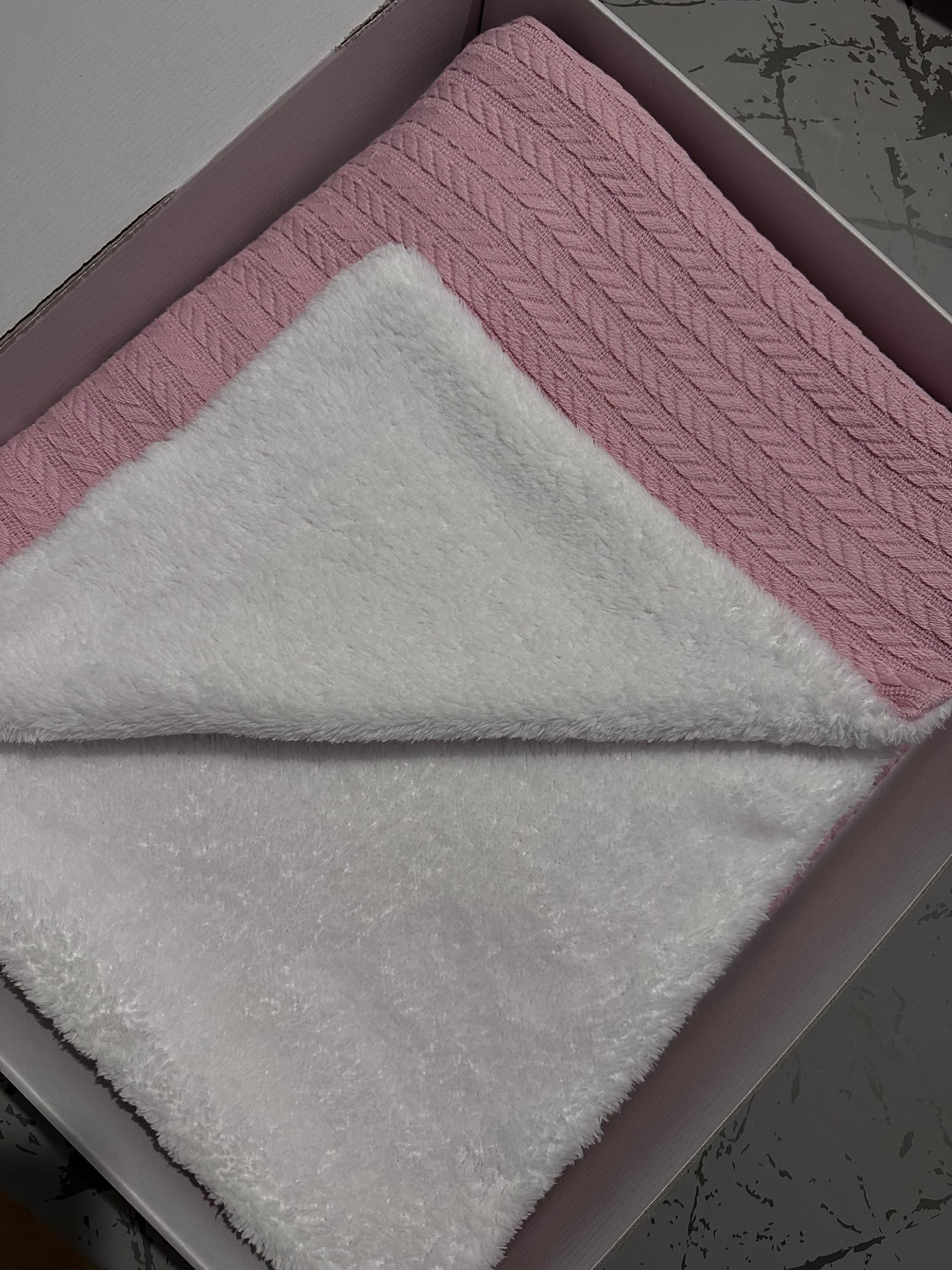 Roze pletena baby dekica u poklon kutiji šIva Design
