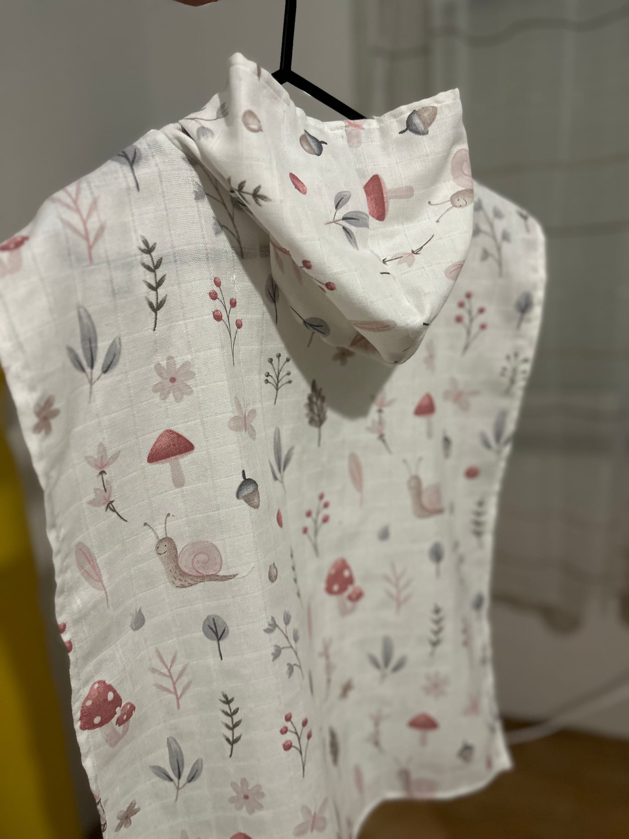 Muslinska baby pidžama s uzorkom gljiva na vješalici šIva Design