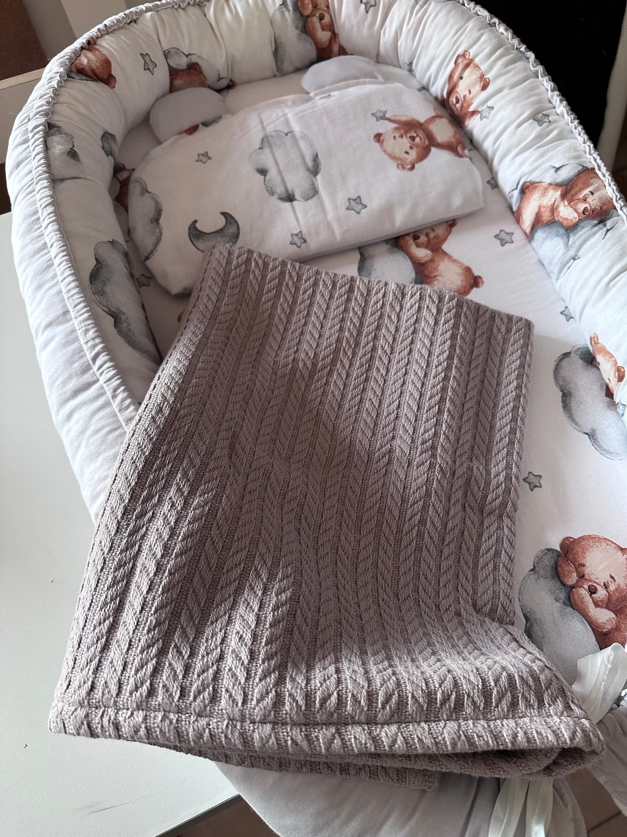 Baby set u košarici s medvjedastim uzorkom šIva Design
