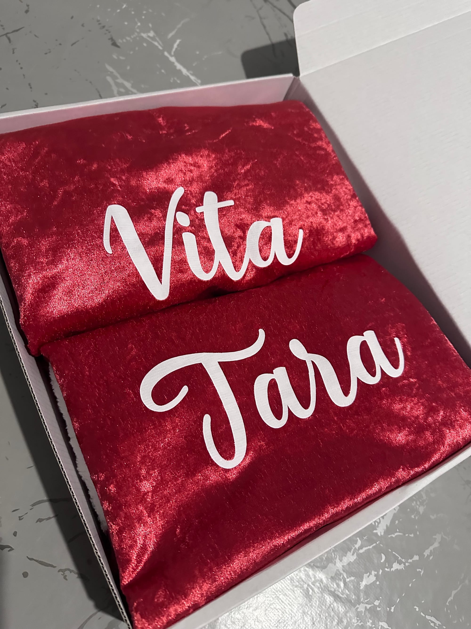 Crvene baršunaste božićne mašne s personaliziranim natpisom šIva Design